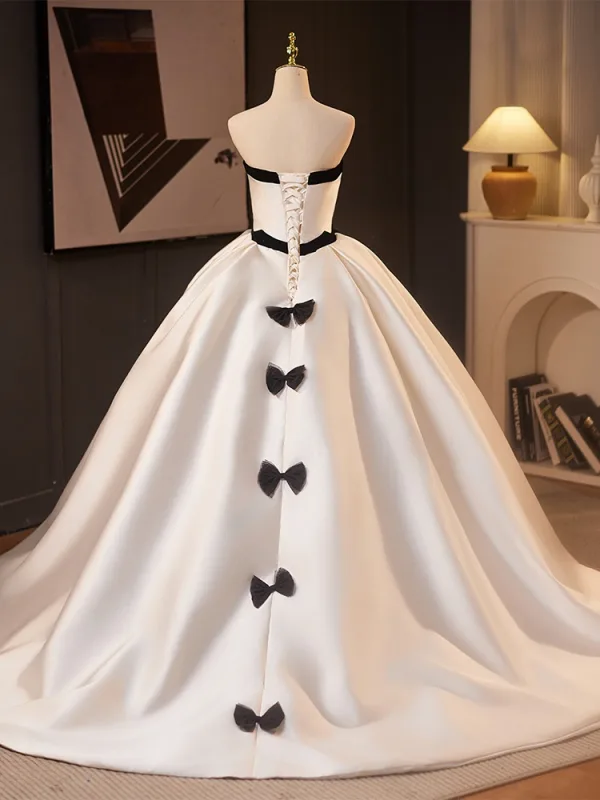 Elegante Weiß Satin Schleife Brautkleider / Hochzeitskleider 2025 Ballkleid Bandeau Ärmellos Rückenfreies Sweep / Pinsel Zug Hochzeit