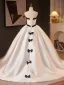 Elegante Weiß Satin Schleife Brautkleider / Hochzeitskleider 2025 Ballkleid Bandeau Ärmellos Rückenfreies Sweep / Pinsel Zug Hochzeit