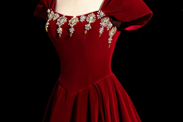 Elegant Burgundy Rhinestone Velvet Prom Dresses 2024 Ball Gown Square Neckline Short Sleeve Backless Sweep Train Prom Formal Dresses