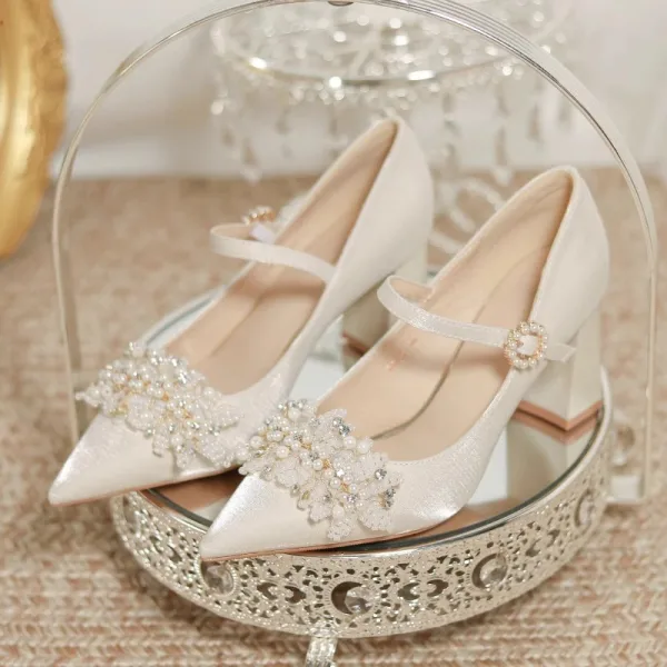 Elegant Beige Satin Pearl Rhinestone Wedding Shoes 2024 7 cm Thick Heels Pointed Toe Wedding Pumps High Heels