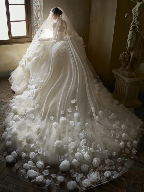 Luxury / Gorgeous Whimsical White Handmade  Flower Wedding Veils 2026 Tulle