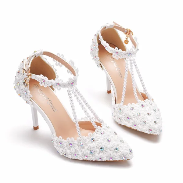 Charmant Blanche En Dentelle Fleur Perle Chaussure De Mariée 2022 T-Strap Faux Diamant 9 cm Talons Aiguilles À Bout Pointu Mariage Talons Hauts