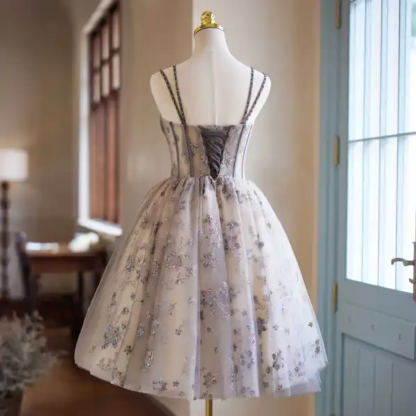 Chic / Belle Gris Paillettes Courte de retour Robe De Graduation 2024 Princesse Dos Nu Tulle Bretelles Spaghetti Sans Manches Robe De Ceremonie
