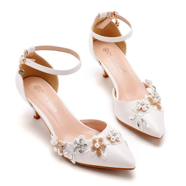 Chic / Belle Blanche En Dentelle Fleur Perle Faux Diamant Chaussure De Mariée 2023 Bride Cheville 5 cm Talons Aiguilles À Bout Pointu Mariage Talons Hauts