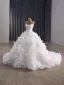 Luxus / Herrlich Weiß Handgefertigt Spitze Blumen Applikationen Pailletten Brautkleider / Hochzeitskleider 2025 Ballkleid Bandeau Ärmellos Rückenfreies Königliche Schleppe Hochzeit