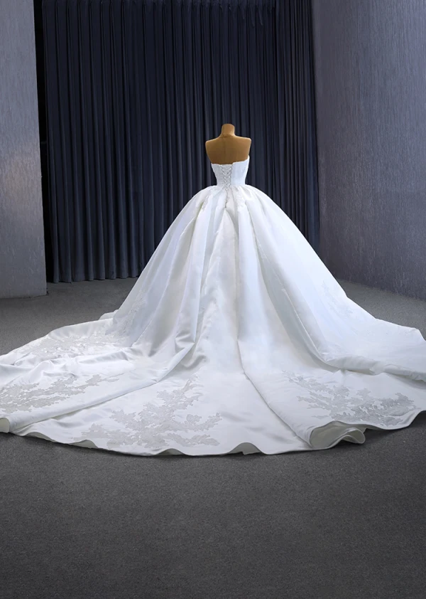 High-end Ivory Satin Lace Flower Wedding Dresses 2023 Ball Gown Strapless Sleeveless Backless Royal Train Wedding