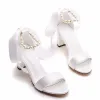 Élégant Blanche Perle Bride Cheville Noeud Chaussure De Mariée 2023 7 cm Talons Épais Peep Toes / Bout Ouvert Mariage Sandales