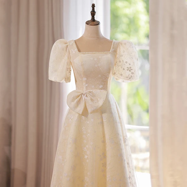 Élégant Champagne En Dentelle Fleur Robe De Bal 2022 Princesse Perle Encolure Carrée Gonflée Manches Courtes Dos Nu Noeud Longue Robe De Ceremonie