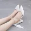 Schöne Weiß Perle Knöchelriemen Schleife Brautschuhe 2024 7 cm Thick Heels Spitzschuh Hochzeit Pumps Hochhackige