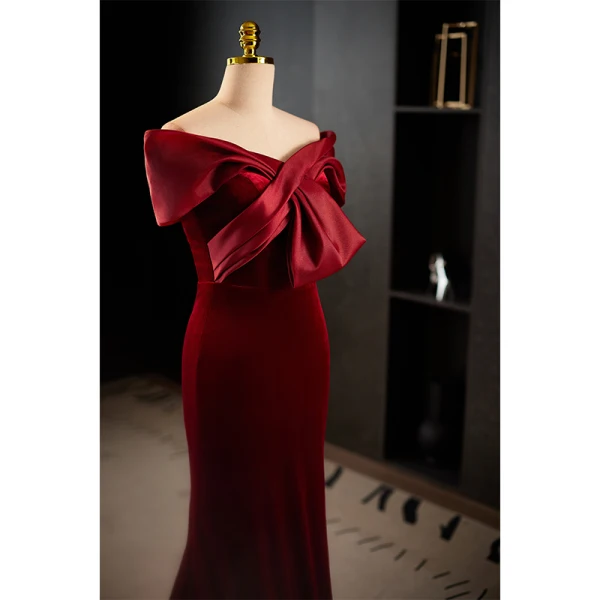 Elegante Bordeaux Flueel Galajurken 2023 Trompet / Zeemeermin Uit De Schouder Korte Mouwen Ruglooze Sweep Trein Gala Gelegenheid Jurken