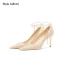 Charmant Gold Pailletten Perle Knöchelriemen Brautschuhe 2023 Leder 8 cm Stilettos Spitzschuh Hochzeit Pumps Hochhackige