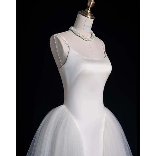 Audrey Hepburn-Stil Weiß Satin Brautkleider / Hochzeitskleider 2023 A Linie Spaghettiträger Ärmellos Rückenfreies Sweep / Pinsel Zug Hochzeit