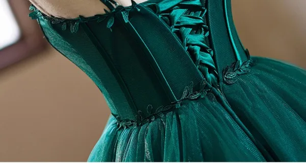 Vintage Dunkelgrün Spitze Heimkehr Ballkleider 2024 Fallende Rüsche Ballkleid Spaghettiträger Ärmellos Rückenfreies Wadenlang Festliche Kleider