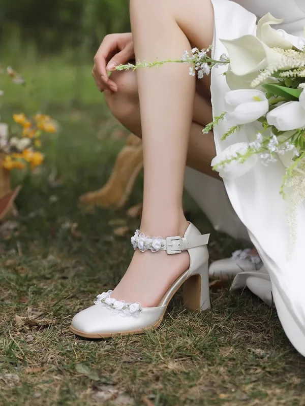 Elegante Weiß Knöchelriemen Applikationen Brautschuhe 2023 Leder 8 cm Thick Heels Quadratische Zehe Hochzeit Sandaletten Hochhackige