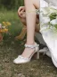 Elegante Weiß Knöchelriemen Applikationen Brautschuhe 2023 Leder 8 cm Thick Heels Quadratische Zehe Hochzeit Sandaletten Hochhackige