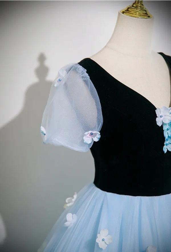 Schöne Himmelblau Applikationen Ball Ballkleider 2025 Ballkleid V-Ausschnitt Kurze Ärmel Rückenfreies Lange Festliche Kleider