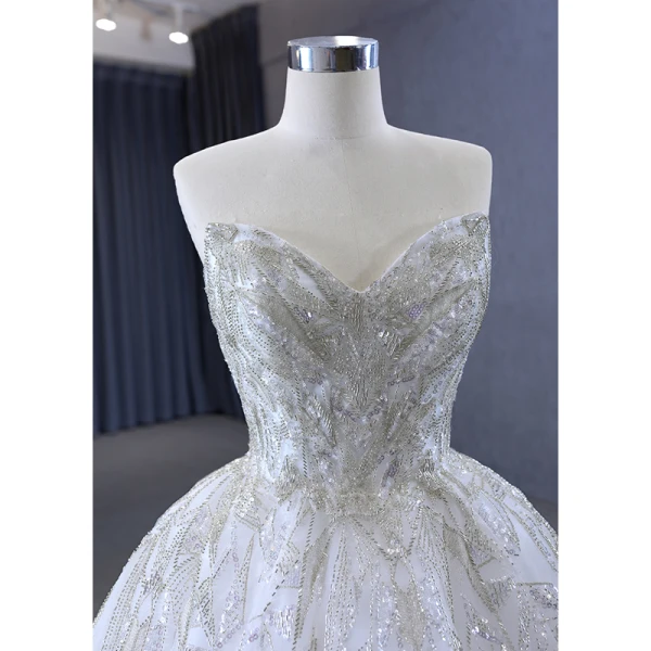 Luxus / Herrlich Charmant Weiß Glanz Perlenstickerei Pailletten Brautkleider / Hochzeitskleider 2023 Ballkleid Bandeau Ärmellos Rückenfreies Hof-Schleppe Hochzeit