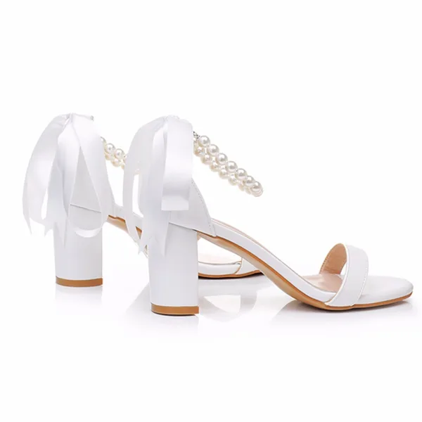 Élégant Blanche Perle Bride Cheville Peep Toes / Bout Ouvert Chaussure De Mariée 2024 7 cm Talons Épais Mariage Sandales Talons Hauts