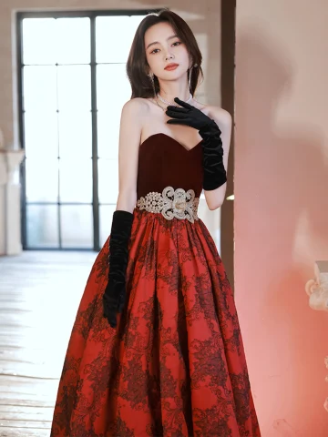 Chic Belle Bordeaux Impression Robe De Bal 2022 Princesse Amoureux Sans Manches Dos Nu Faux Diamant Paillettes Ceinture Longue Robe De Ceremonie