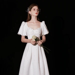 Simple Ivoire Perle Satin Robe De Bal 2022 Princesse Encolure Carrée Gonflée Manches Courtes Longue Robe De Ceremonie