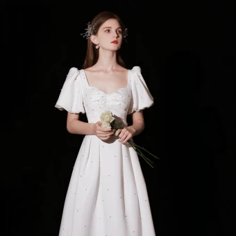 Simple Ivoire Perle Satin Robe De Bal 2022 Princesse Encolure Carrée Gonflée Manches Courtes Longue Robe De Ceremonie