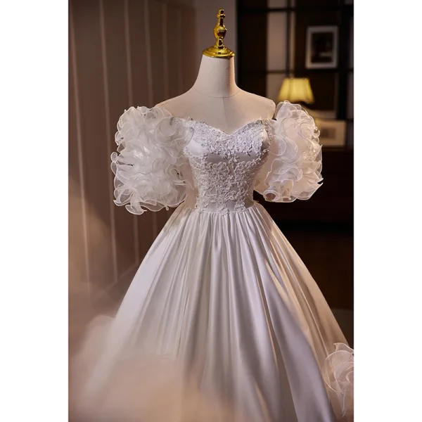 Vintage / Retro White Lace Flower Satin Cascading Ruffles Wedding Dresses 2024 Ball Gown Off-The-Shoulder Short Sleeve Backless Floor-Length / Long Wedding