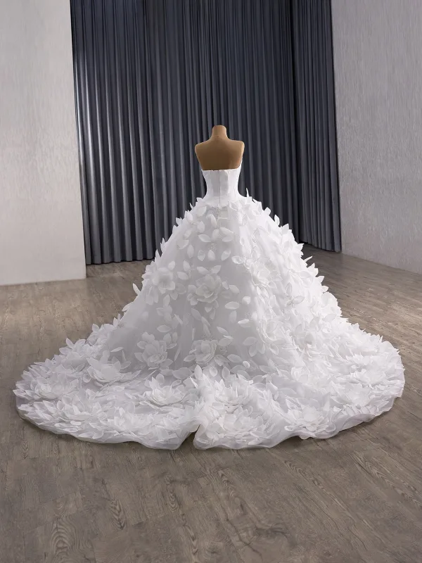 Luxus / Herrlich Weiß Handgefertigt Spitze Blumen Applikationen Pailletten Brautkleider / Hochzeitskleider 2025 Ballkleid Bandeau Ärmellos Rückenfreies Königliche Schleppe Hochzeit