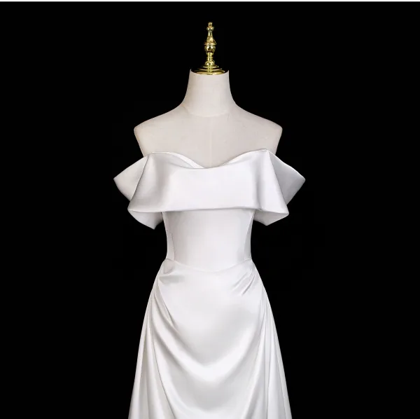 Charmant Weiß Satin Abendkleider 2025 A Linie Bandeau Ärmellos Rückenfreies Sweep / Pinsel Zug Abend Festliche Kleider