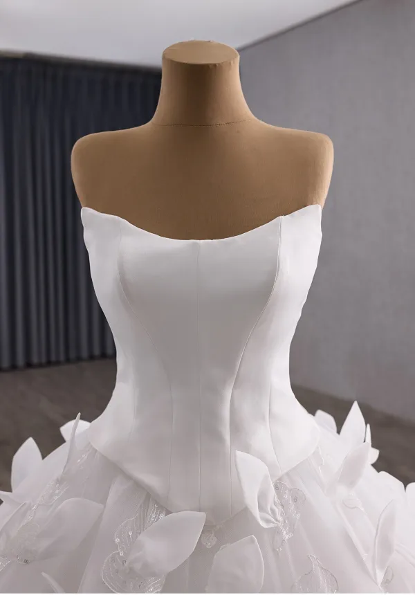 Luxus / Herrlich Weiß Handgefertigt Spitze Blumen Applikationen Pailletten Brautkleider / Hochzeitskleider 2025 Ballkleid Bandeau Ärmellos Rückenfreies Königliche Schleppe Hochzeit