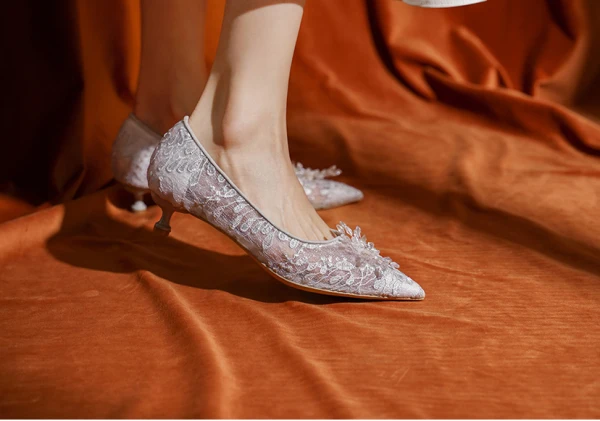 Charming White Beading Lace Flower Wedding Shoes 2023 Wedding 3 cm Stiletto Heels Low Heel Pointed Toe Pumps High Heels