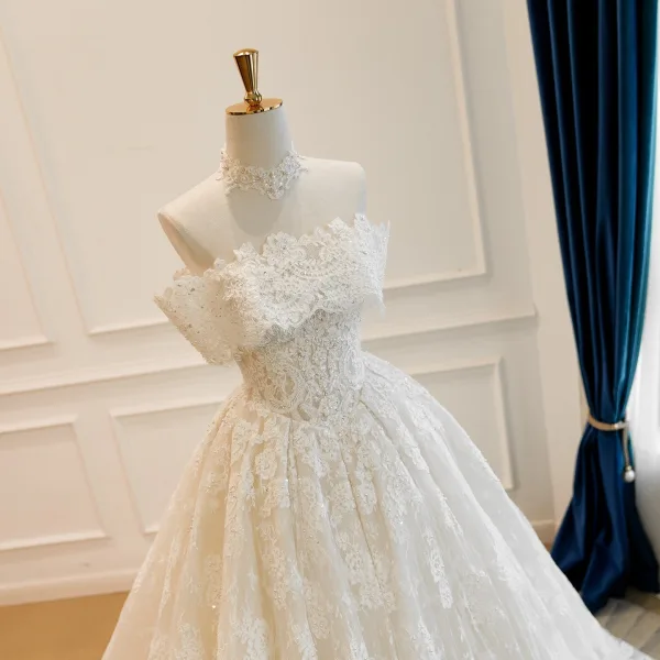 Luxury / Gorgeous White Beading Pearl Sequins Lace Flower Wedding Dresses 2026 Ball Gown Strapless Sleeveless Backless Floor-Length / Long