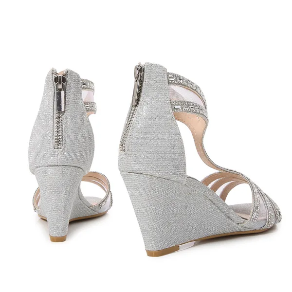 Charmant Silber Sommer Abend Sandalen Damen 2022 T-Riemen Strass Pailletten 7 cm Keilabsatz Peeptoes Sandaletten Hochhackige