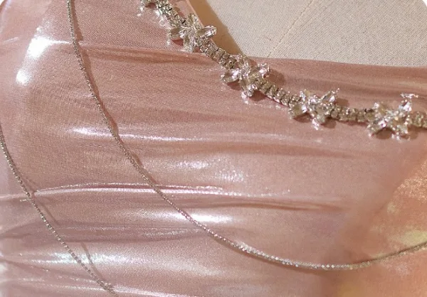 Mode Rougissant Rose Faux Diamant Noeud Robe De Bal 2024 Princesse Bustier Sans Manches Dos Nu Train De Balayage Promo Robe De Ceremonie