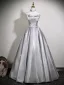 Schöne Silber Grau Perlenstickerei Pailletten Schmetterling Ballkleider 2025 Ballkleid Off Shoulder Ärmellos Rückenfreies Schleife Lange Festliche Kleider
