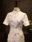 Chinesischer Stil Weiß Drucken Gespaltete Front Wadenlang Cheongsam 2026 Meerjungfrau Stehkragen Kurze Ärmel