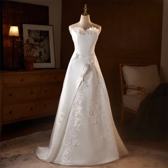 Elegante Weiß Spitze Blumen Applikationen Satin Leichtes Brautkleider Hochzeitskleider 2025 A Linie Bandeau Ärmellos Rückenfreies Sweep Pinsel Zug Hochzeit