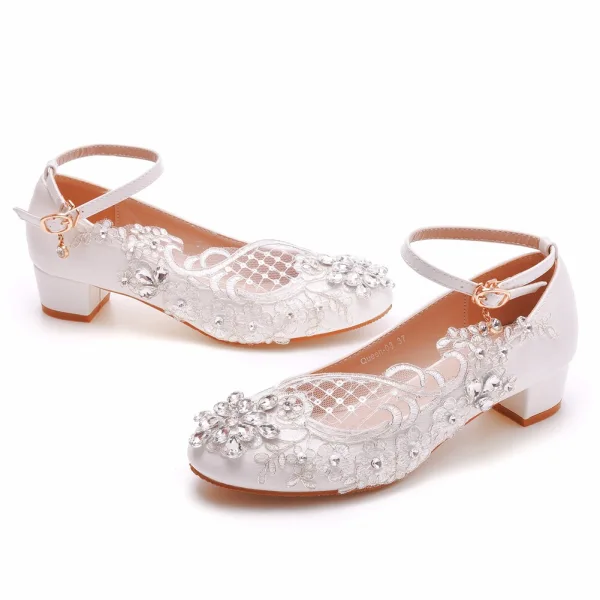 Chic Faux Diamant En Dentelle Fleur Blanche Talon Bas Chaussure De Mariée 2023 Bride Cheville 3 cm Talons Épais À Bout Pointu Chaussure De Mariée Talons Hauts