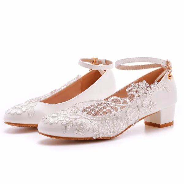 Chic / Belle Blanche Bride Cheville En Dentelle Fleur Talon Bas Chaussure De Mariée 2023 3 cm Talons Épais À Bout Rond Mariage Escarpins