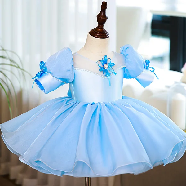 Mode Bleu Ciel Anniversaire Courte Robe Ceremonie Fille 2022 Robe Boule Encolure Dégagée Gonflée Manches Courtes Perle Noeud Robe Ceremonie Fille