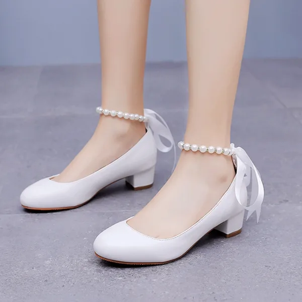 Elegante Weiß Perle Knöchelriemen Schleife Brautschuhe 2024 3 cm Thick Heels Low Heel Runde Zeh Hochzeit Pumps