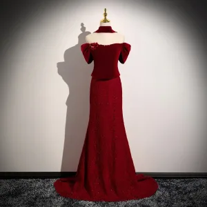 Élégant Bordeaux Velours Robe De Bal 2026 Trompette Sirène De L Épaule Manches Courtes Dos Nu Train De Balayage Robe De Ceremonie