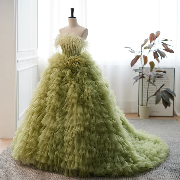 Mode Salbeigrün Plissee Ballkleider 2023 Ballkleid Feder Bandeau Ärmellos Rückenfreies Hof-Schleppe Ball Festliche Kleider