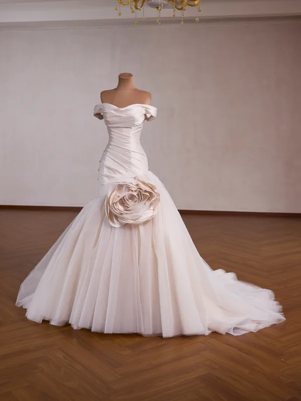 Klassisch High End Beige Blumen Satin Brautkleider / Hochzeitskleider 2026 Meerjungfrau Off Shoulder Ärmellos Rückenfreies Sweep / Pinsel Zug