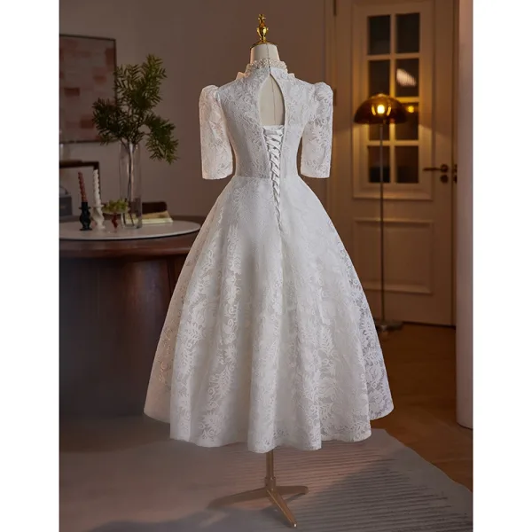 Élégant Blanche De Fiançailles En Dentelle Fleur Robe De Mariée 2024 Robe Boule Col Haut Perle Noeud 1/2 Manches Dos Nu Thé Longueur Mariage