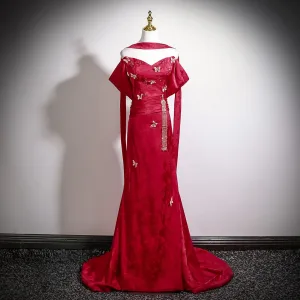 Sexy Burgunder Beading Rhinestone Sommerfugl Selskapskjoler 2025 Trompet Havfrue Strapless Uten Ermer Ryggløse Feie Tog Formelle Kjoler