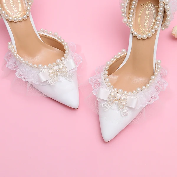 Elegante Weiß Perle Schleife Spitze Brautschuhe 2024 Knöchelriemen 9 cm Stilettos Spitzschuh Hochzeit Sandaletten Hochhackige