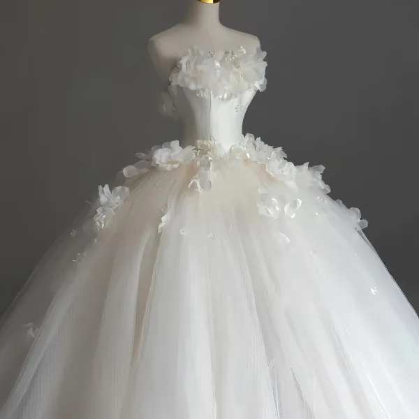 Elegant White Appliques Wedding Dresses 2025 Ball Gown Strapless Sleeveless Backless Chapel Train Wedding