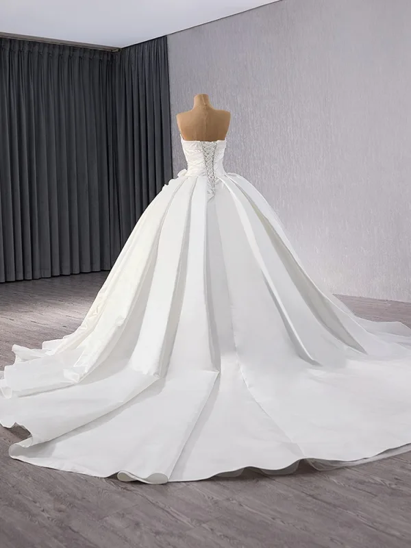 Schlicht Weiß Perlenstickerei Pailletten Satin Brautkleider / Hochzeitskleider 2024 Ballkleid Bandeau Ärmellos Rückenfreies Königliche Schleppe Hochzeit