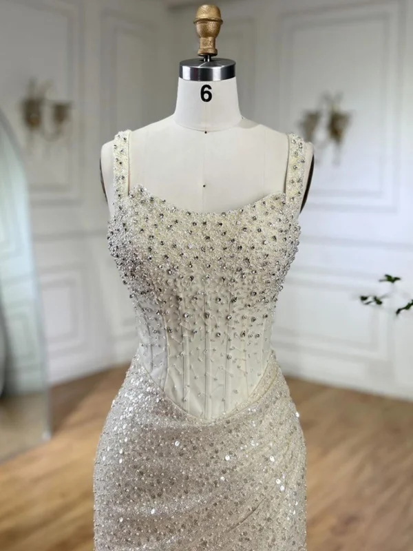 Haut de Gamme Beige Fait main Perlage Faux Diamant Fendue devant Robe De Bal 2024 Trompette / Sirène Encolure Carrée Sans Manches Dos Nu Train De Balayage Promo Robe De Ceremonie