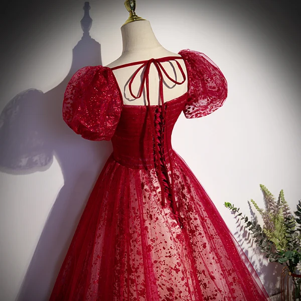 Scintillantes Bordeaux Paillettes Robe De Bal 2022 Princesse Encolure Carrée Gonflée Manches Courtes Dos Nu Noeud Longue Robe De Ceremonie